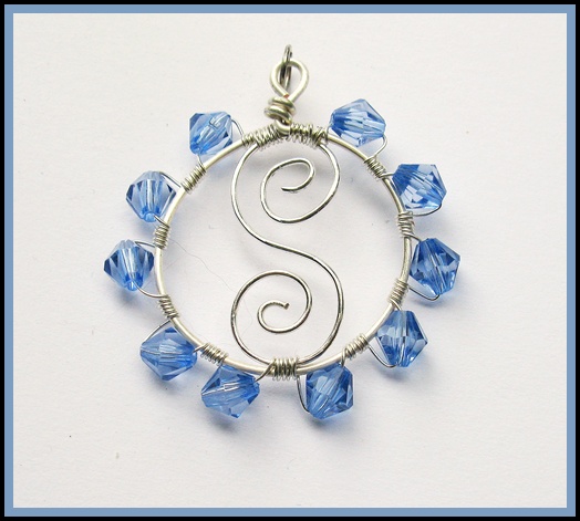 Hanger met spiraal en blauwe kralen