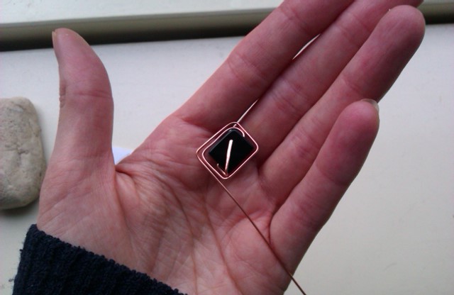 obsidiaan met koperdraad, hanger in wording