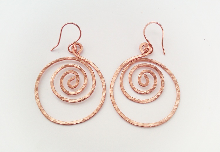 koperen spiraal creolen met textuur