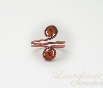 gewikkelde ring met bruine glaskralen