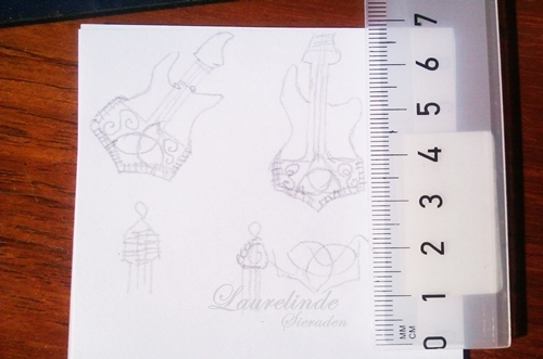 ontwerp voor basgitaar en Mjölnir hanger