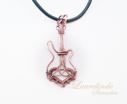 Mjölnir basgitaar, ontworpen en gemaakt door Laurelinde Sieraden