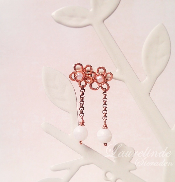 schattige kleine oorstekers van koper in de vorm van een bloem