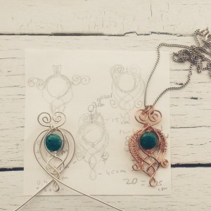 Caoimhe, keltische hanger met ontwerpschetsen