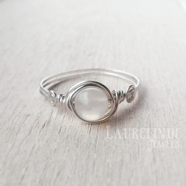 zilveren wire ring met witte maansteen