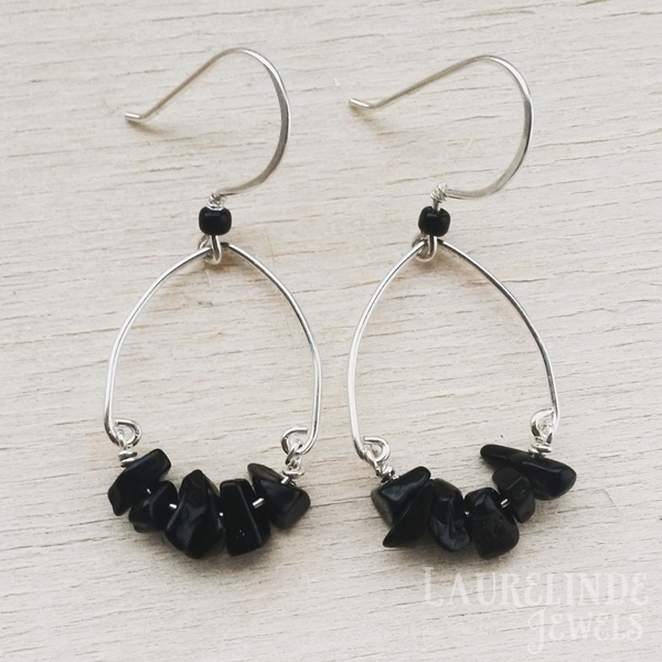 chiqye zilveren wire oorbellen met zwarte onyx splitkralen