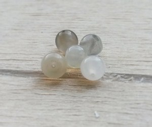 witte en grijze maansteen kralen