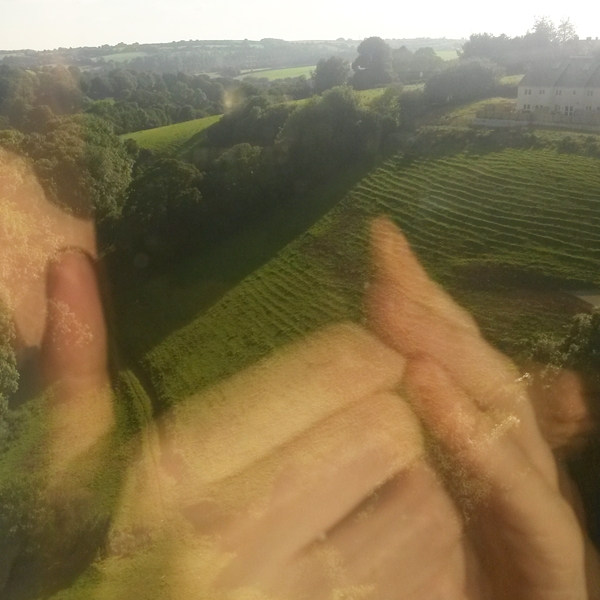 groene glooiende heuvels en twee handen