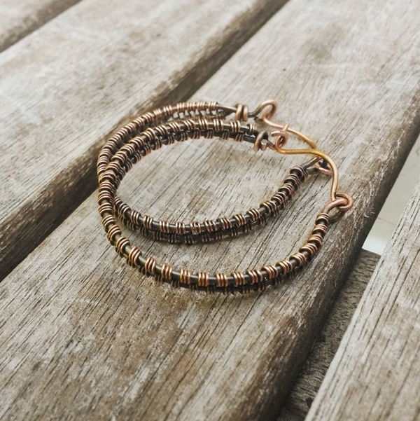 Deze wire oorbellen, gewoven met koperdraad, maakte ik tijdens de vakantie.