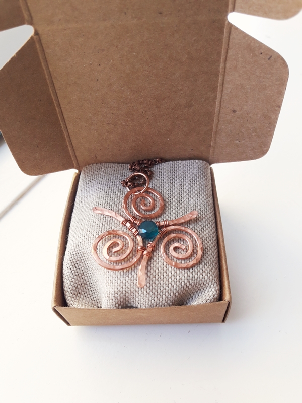 kraft doosje voor sieraden met een koperen keltische triskel hanger erin