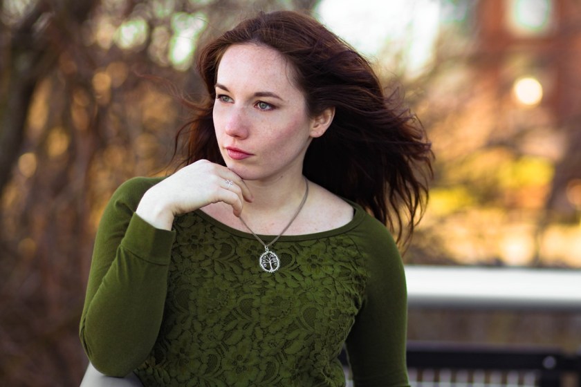 moderl met zilveren levensboom ketting voor een warme achtergrond, foto door JKFotohaus