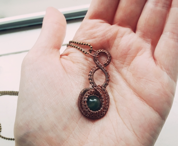 zwangerschapshanger van mosagaat en koper