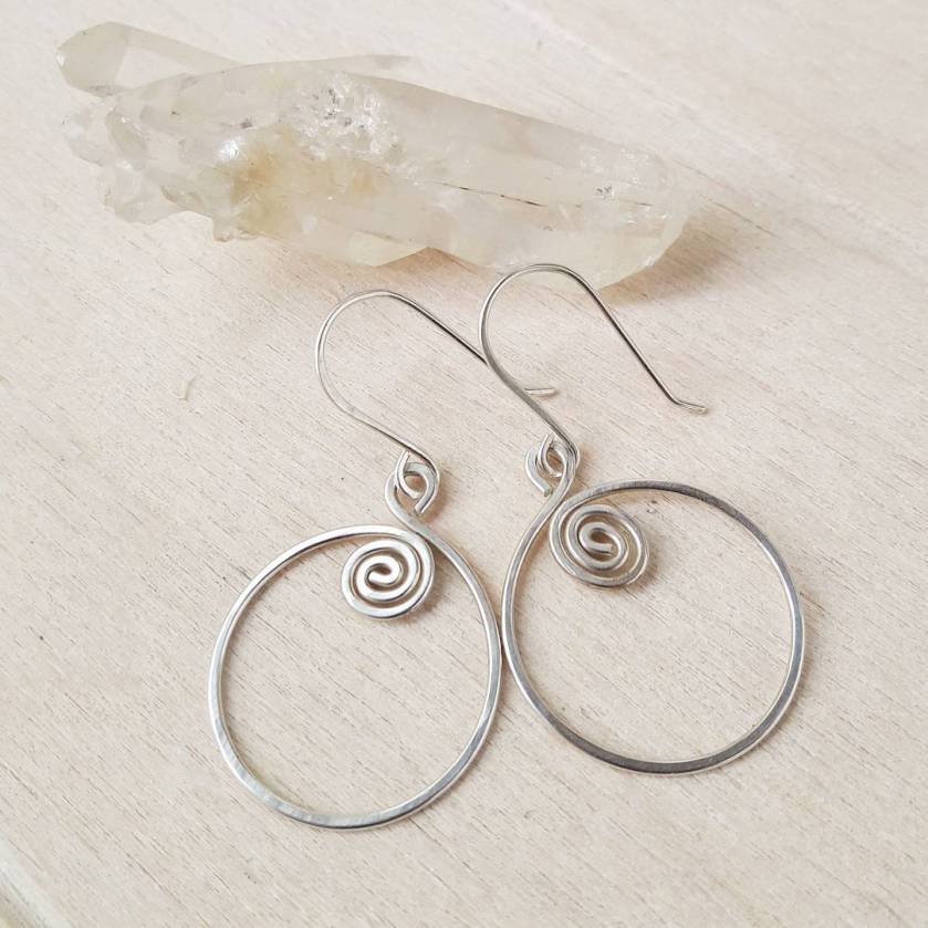 Zilveren spiraal oorbellen met kristal
