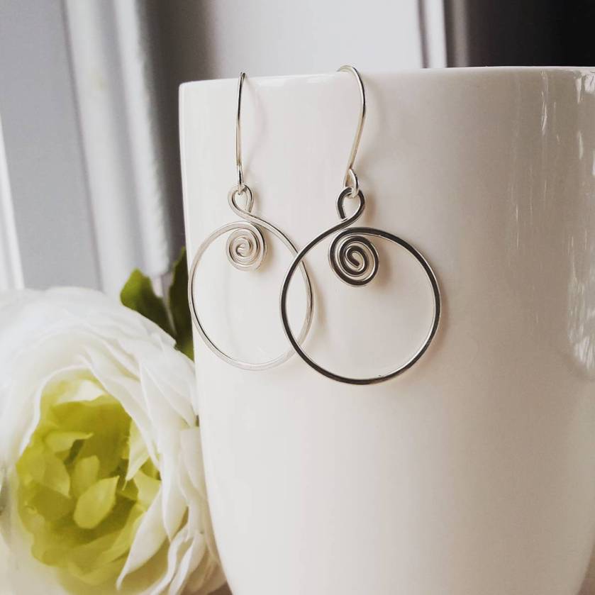 Zilveren spiraal oorbellen met bloem